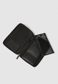 Schwarze Lederbrieftasche mit Reißverschluss, mehreren Kartenfächern, einem Netzfach und einem flachen Fach mit strukturiertem Innenraum. Langlebiges, elegantes Design.