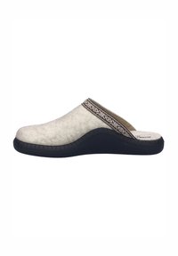 Chausson gris clair à enfiler avec semelle noire et bord décoratif marron et blanc à motifs autour de l'ouverture.