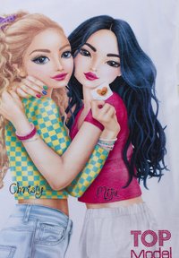 Illustrazione di due personaggi che si abbracciano: uno con riccioli biondi in una maglietta a quadri verde e giallo, l'altro con lunghi capelli neri in una maglietta rosa.