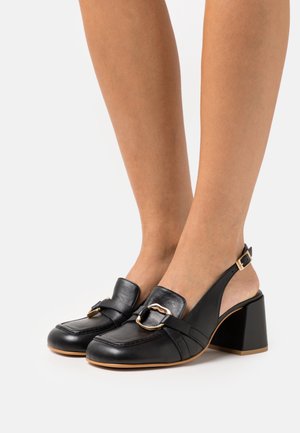 Zwarte leren slingbackhakken met een vierkante neus, gouden gespdetail, en een stevige hak voor stabiliteit en ondersteuning. Gladde textuur en gepolijste afwerking.