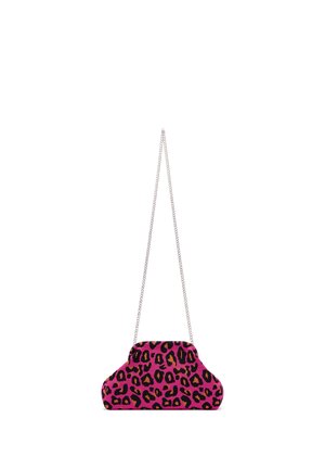 Pequeño bolso rosa con estampado de leopardo negro y marrón y una fina cadena plateada, aislado sobre fondo blanco.