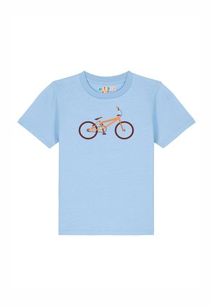 Hellblaues T-Shirt mit kurzen Ärmeln aus Baumwolle, mit einem Grafikdesign eines orangefarbenen Fahrrads auf der Vorderseite. Details umfassen braune Räder und Lenker.