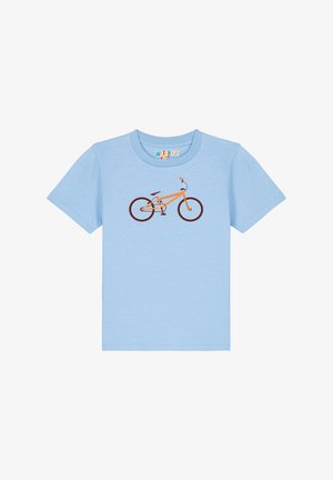 Lichtblauw T-shirt met korte mouwen van katoen, met een afbeelding van een oranje fiets op de voorkant. Details zijn bruine wielen en handvatten.
