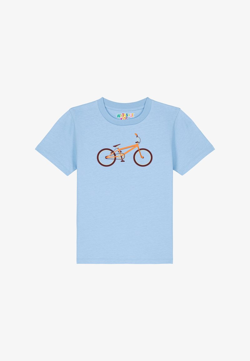Hellblaues T-Shirt mit kurzen Ärmeln aus Baumwolle, mit einem Grafikdesign eines orangefarbenen Fahrrads auf der Vorderseite. Details umfassen braune Räder und Lenker.