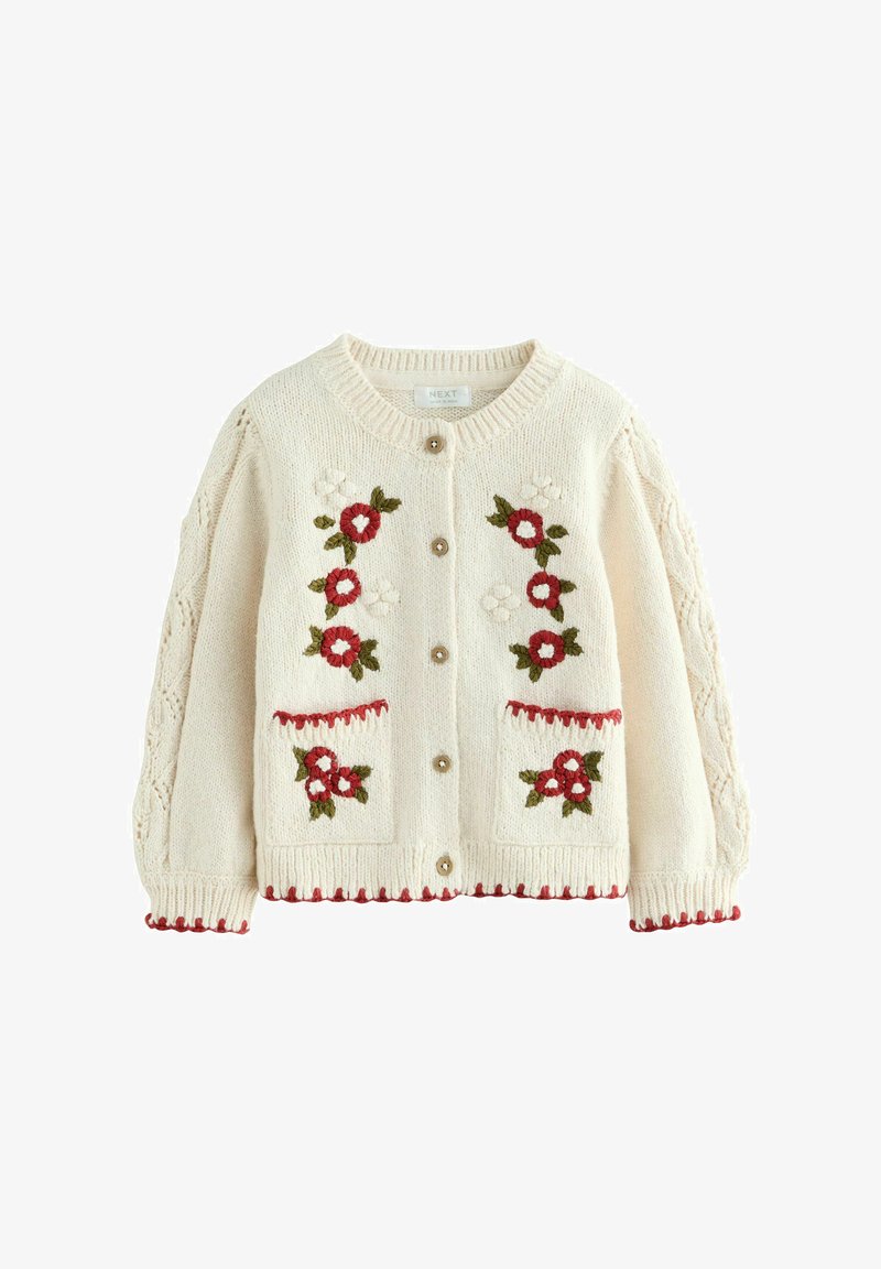 Crème gebreide cardigan met bloemenborduursel in rood en groen, houten knopen, kabelgebreide mouwen en decoratieve rode rand.