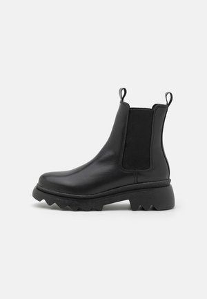 Schwarze Chelsea-Stiefel aus Leder mit elastischen Seitenpaneelen, Zuglaschen und einer robusten, geriffelten Sohle für besseren Halt.