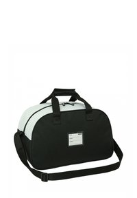 Czarna torba sportowa z teksturowaną szaro-skalną górną panelą, podwójnymi uchwytami, odczepianym paskiem oraz przezroczystą kieszenią na etykietę z boku.