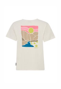 Kremowa koszulka z grafiką przedstawiającą słońce, rzekę i krajobraz w kolorach różowym, zielonym, brązowym i niebieskim. W zestawie z napisem "PROTEST".