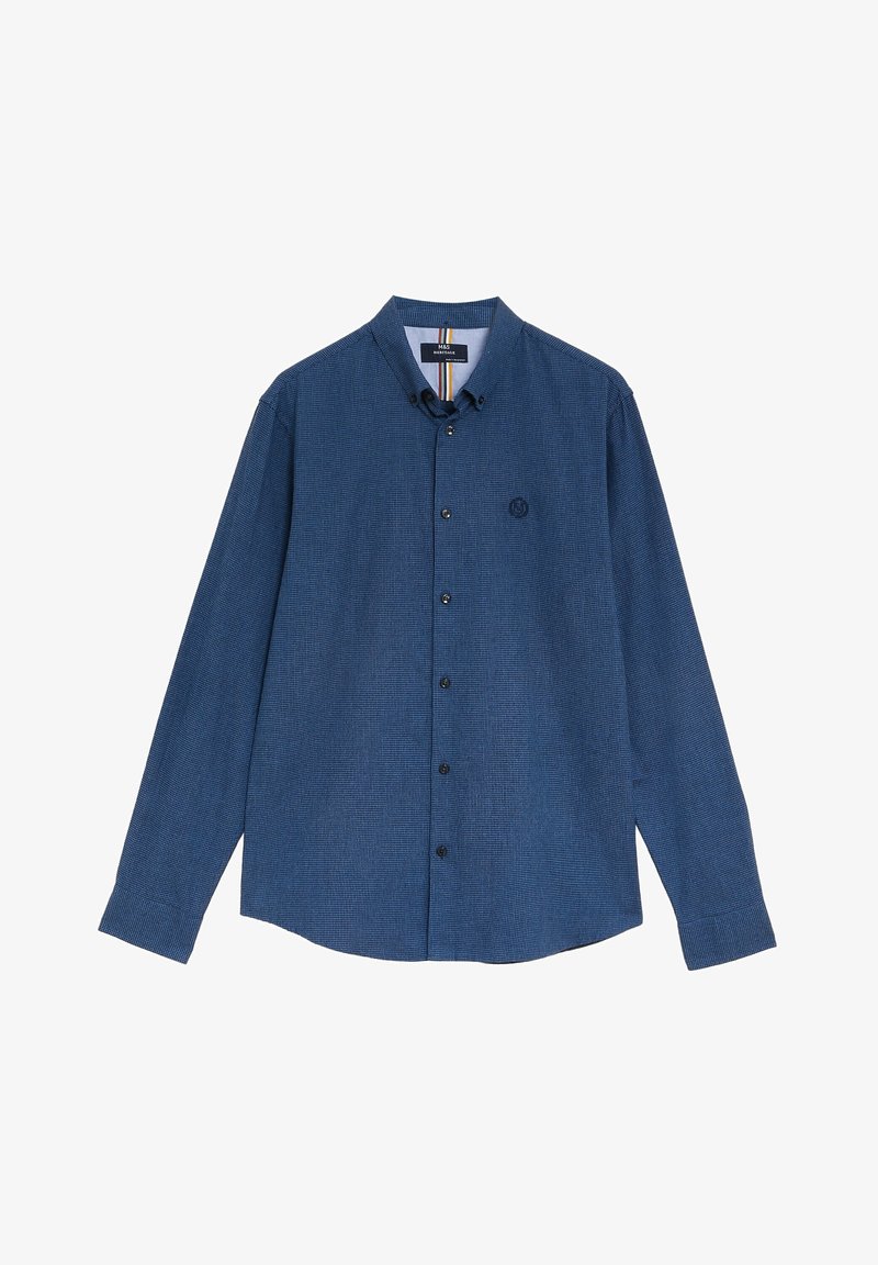 Chemise bleue à manches longues avec un motif à petits carreaux et un col boutonné, avec un petit logo brodé sur la poitrine gauche.