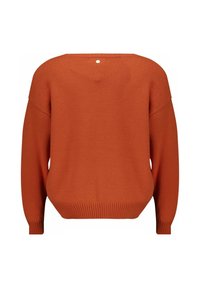 Pull en tricot de couleur rouille avec un col rond, des épaules tombantes et un ourlet côtelé. Son design simple comprend un petit bouton dans le dos.