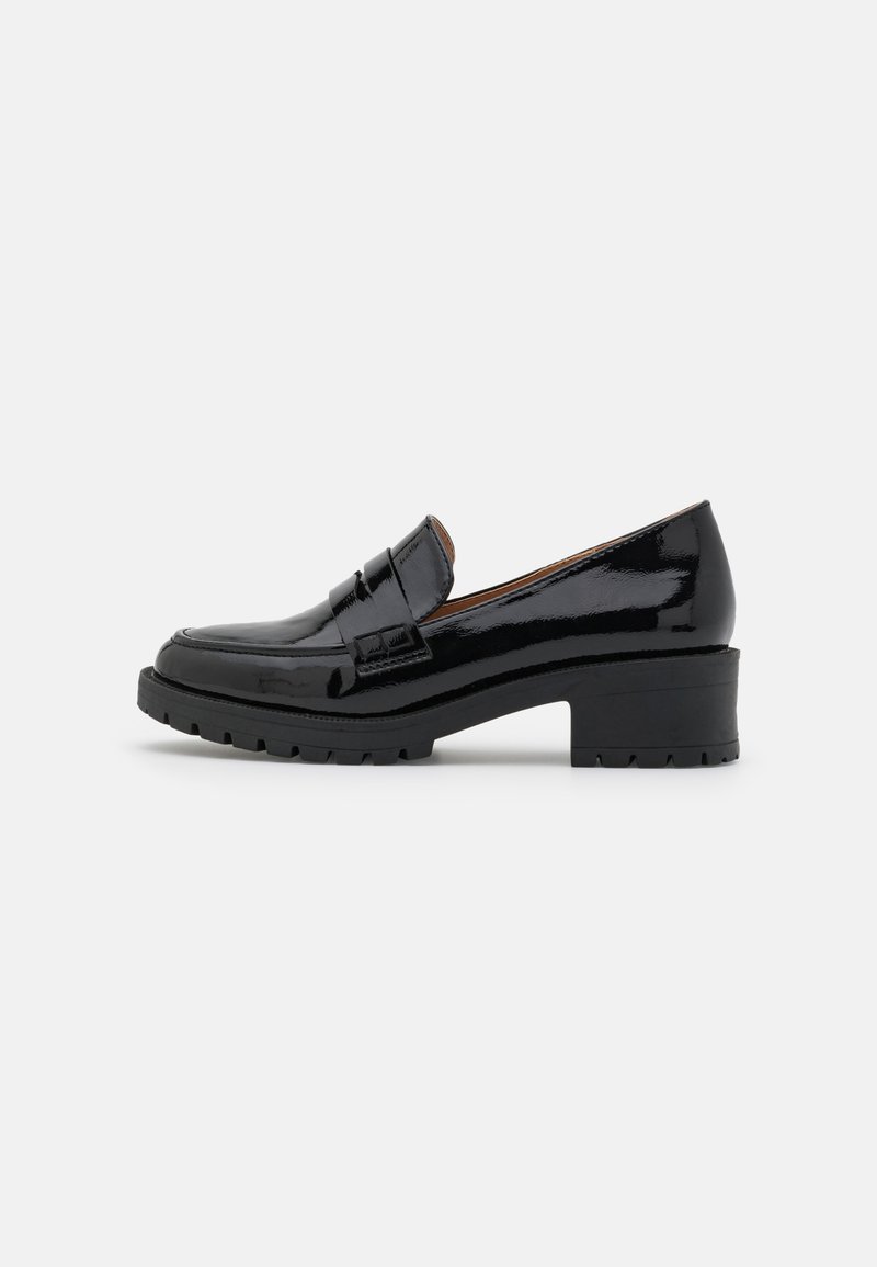 Schwarze Lackleder-Lederschuhe mit einem niedrigen, klobigen Absatz, ausgestattet mit einem vorderen Riemen-Detail und einer strukturierten Gummisohle für besseren Halt.