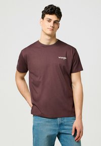 Wrangler VINTAGE TEE - Printtipaita - mahogany
