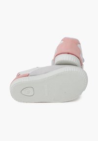 Sneakers con una toma in suede rosa e grigia, suola in gomma bianca e dettagli testurizzati. Forma arrotondata e tallone rinforzato per supporto.