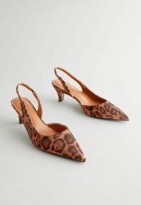 Leopardų rašto slingback kulniukai su smailiu nasu, rudos ir smėlinės spalvų, žemu katės kulnu, glotnia tekstūra ir atvira nugara.