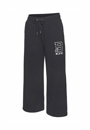 Schwarze Sweatpants mit weitem Bein, Kordelzugbund und weißem "B MCR'89" Logo am linken Oberschenkel, aus weichem Stoff gefertigt.