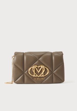 Bruine doorgestikte leren crossbodytas met goudkleurige accenten, voorzien van een opvallende logo-plaat en een kettingriem.