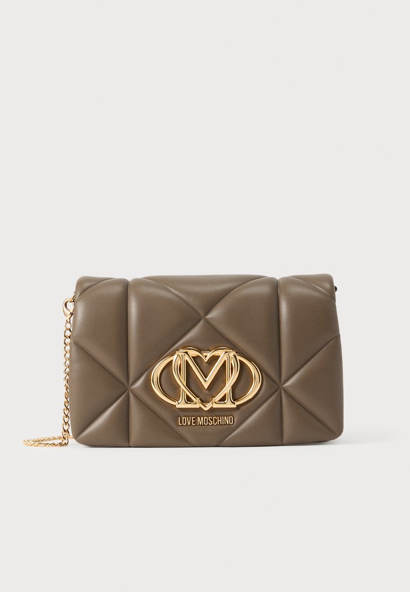 Καφέ καπιτονέ δερμάτινη τσάντα για τον ώμο με χρυσούς μεταλλικούς εξαρτήματα, που διαθέτει εμφανή πλακέτα με λογότυπο και αλυσίδα λουρί.