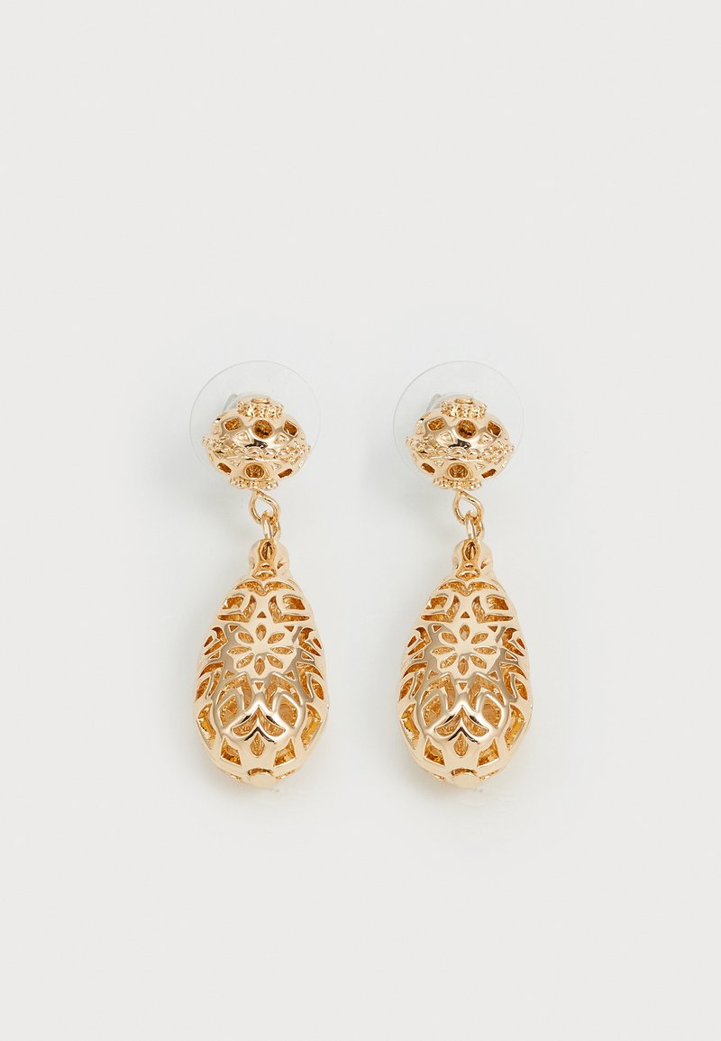 Goldfarbene Ohrhänger mit filigranen Details, tränenförmigem Design, runder Stud und transparenter Rückseite.