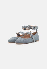 Steve Madden MACBETH - Bailarinas con hebilla - blue denim