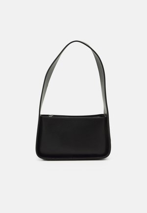 Schwarze rechteckige Handtasche mit einem einzelnen Riemen und einem oberen Reißverschluss, gezeigt vor einem einfachen hellen Hintergrund.