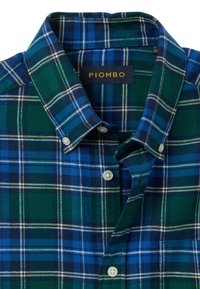 Camisa de cuadros en verde, azul y azul marino, con cuello abotonado, botones de perla y un tejido suave y texturizado. La etiqueta dice "PIOMBO."