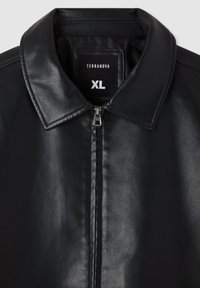 Giubotto in ecopelle nera con zip frontale e colletto a punta, taglia XL, marca Terranova.