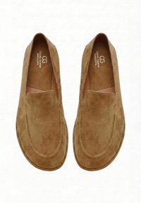 Paire de mocassins marron en daim, sans lacets, avec des bouts arrondis et des coutures discrètes, étiquetée Cesare Gaspari Barcelona à l'intérieur.