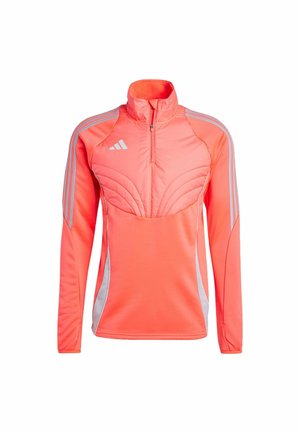 Langärmlige Sportjacke in leuchtendem Koralle mit hohem Kragen, Reißverschluss vorne und grauen Akzentstreifen an den Seiten und Schultern.