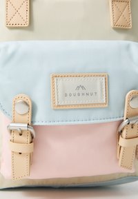 Doughnut MACAROON MINI BACKPACK UNISEX - Rucksack - cream/iceberg/sakura