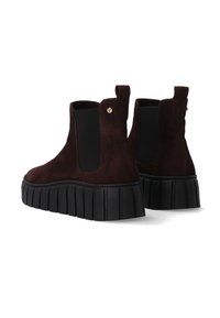 Brązowe zamszowe botki za kostkę z czarnymi elastycznymi panelami, rozszerzaną podeszwą na platformie oraz pętelką z tyłu. Wyposażone w małe logo jako akcent.