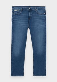 Jeans de mezclilla azul oscuro con corte recto, cinco bolsillos y costuras en contraste. Presentan un botón de metal y una etiqueta de marca en la cintura.