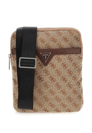 Sac messager beige à motif avec un logo, une sangle noire réglable, des accents en cuir marron et une fermeture éclair.