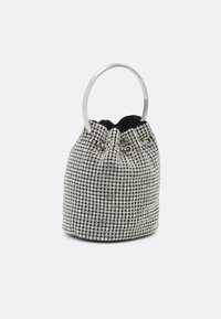 Borsa a secchiello nera adornata con strass argentati, dotata di un manico circolare argentato e chiusura a laccio nella parte superiore. Texture liscia.