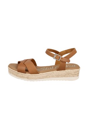 Sandal de cuña de piel marrón con correas entrecruzadas, correa en el tobillo con hebilla y suela envuelta en yute. Diseño casual con una plantilla texturizada.