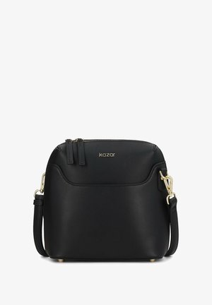 Čierna kožená crossbody taška so zlatými doplnkami, dvojitým zipsom, plochým dizajnom a nastaviteľným popruhom. Logo Kazar zobrazené na prednej strane.