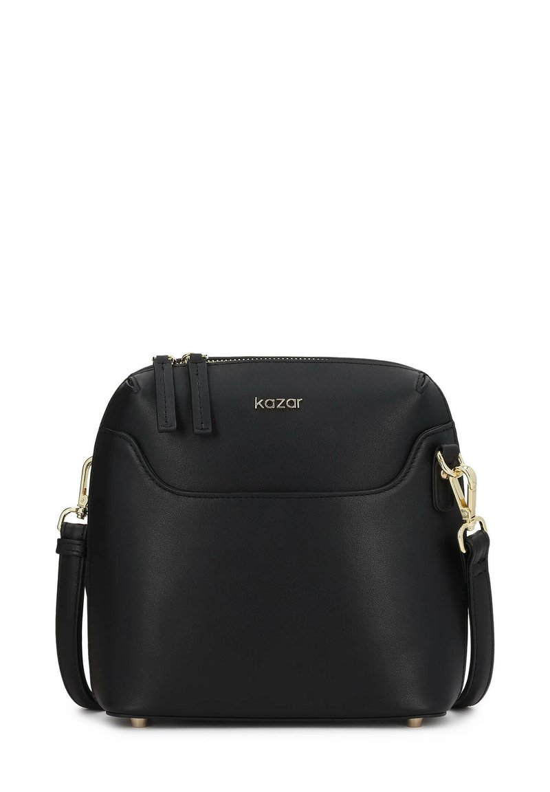 Fekete bőr keresztbody táska aranyszínű hardverrel, dupla cipzárral, lapos kialakítással és állítható vállpánttal. A Kazar logo az elején látható.