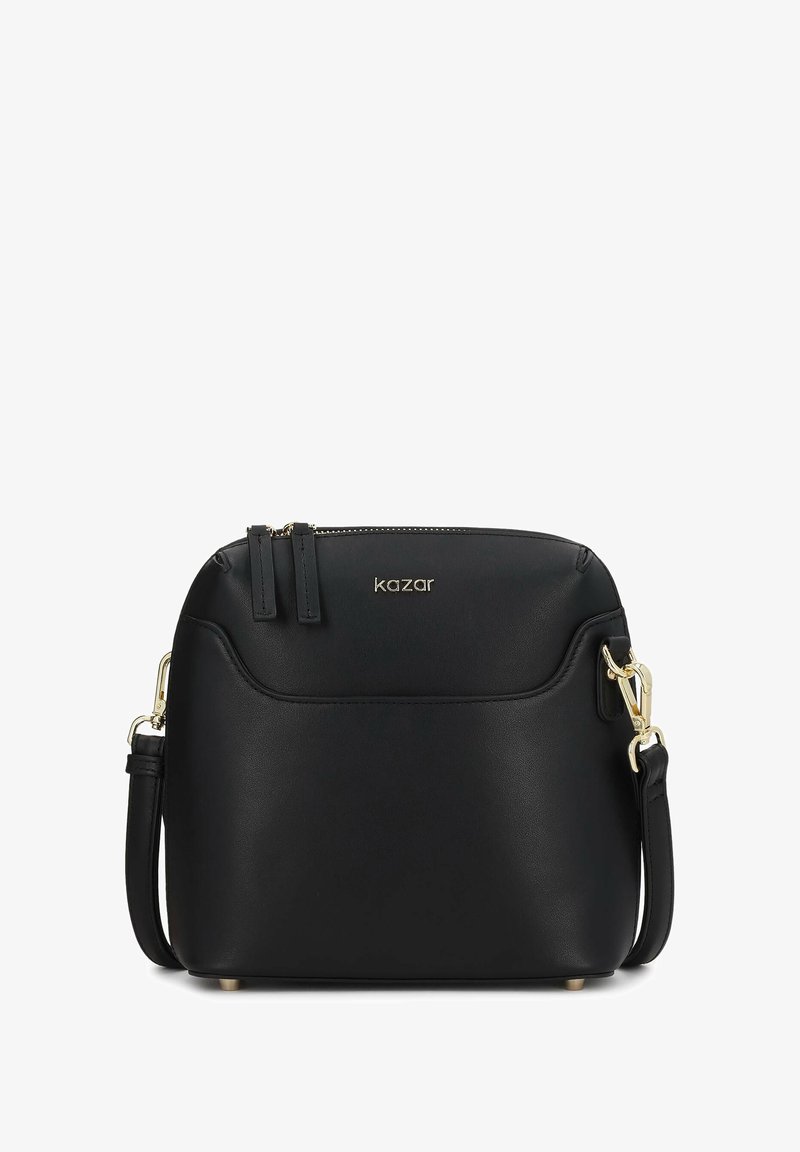 Melnas ādas plecu soma ar zeltainiem aksesuāriem, dubultais rāvējslēdzējs, plakanā dizains un regulējama siksna. Kazar logo redzams priekšpusē.