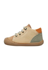 Zapatilla para toddler en tonos beige, marrón, naranja y verde, con suela de goma y cordones gris claro, mostrada de lado sobre fondo blanco.