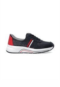 Černá sportovní bota s perforovaným svrškem, červenými a bílými pruhy, šněrovacím vzorem a bílou, strukturovanou podrážkou s zakřiveným akcentem.