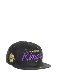 Schwarze Mütze mit flachem Schirm, verziert mit lila "Kings" Stickerei und "Los Angeles" in Gold. Seitenlogo in Gold mit einem Basketball-Motiv.