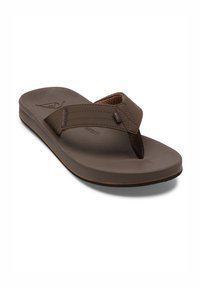 Hnědá žabková sandal s texturovaným popruhem, polstrovanou stélkou a plochou podrážkou. Obsahuje prošívání a logo na popruhu.