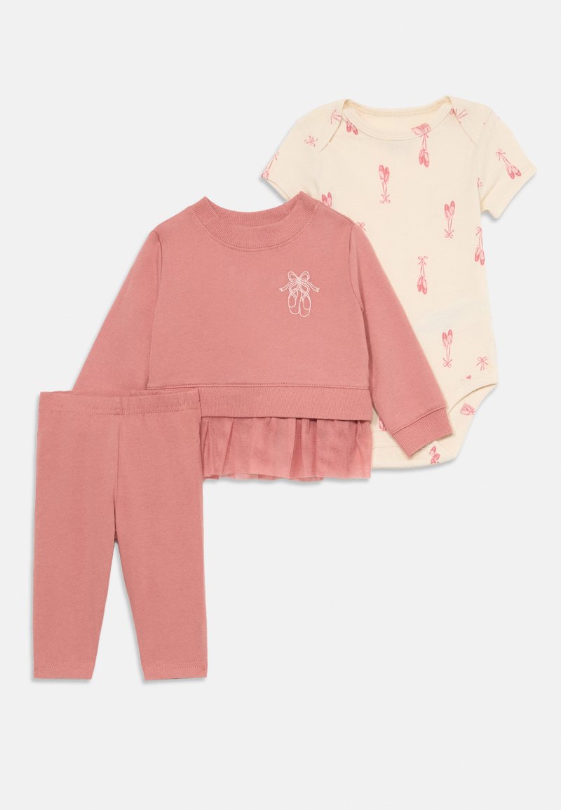 Ubranie składa się z trzech części: różowa bluzka z długim rękawem z haftem baletowych pantofli, dopasowane różowe legginsy oraz kremowy body z krótkim rękawem z różowymi wzorami baletowymi.