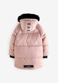 Polstringet pink jakke med en sort syntetisk pels hætte. Har ordet "BAKER" trykt i sort på ryggen og ærmerne. Glat, blank tekstur.