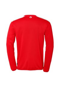 Langærmet, rød atletisk skjorte med rund hals; har hvide detaljer på skuldrene og et logo nær kraven. Glat, letvægtsmateriale.