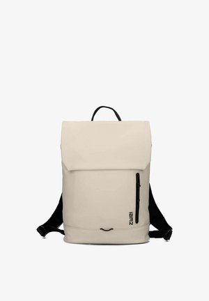 Sac à dos rectangulaire beige avec fermeture à rabat, poche zippée verticale à l'avant, bretelles noires et poignée de transport sur le dessus.
