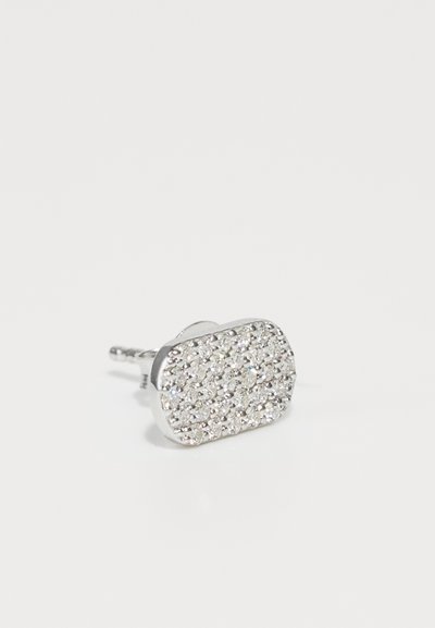 Ασημένιο σκουλαρίκι με σχήμα ορθογωνίου, καλυμμένο με πολλούς μικρούς, λαμπερούς κρυστάλλους, λεία επιφάνεια, με απλό πίσω στήριγμα για ασφαλή τοποθέτηση.