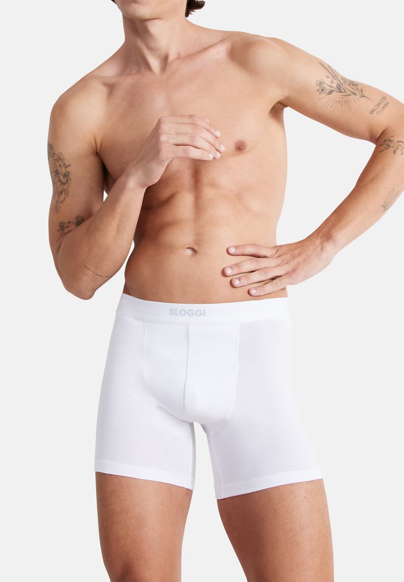 Witte boxer shorts van zachte stof met een logo-band. Het ontwerp is getailleerd met een lengte tot halverwege de dij en heeft geen zichtbare patronen.