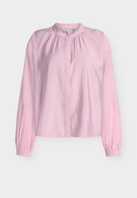 Rosa langermet bluse med mandarin-krage, som har samlet stoff ved halslinjen og knappelukking foran. Glatt tekstur.