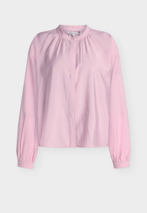 Rožinė ilgų rankovių palaidinė su mandarinio apykakle, turinti suglebusį audinį prie kaklo ir mygtukų uždarymą per visą priekį. Lygi tekstūra.