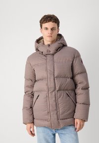 Casaco puff em padrão xadrez castanho e creme. Apresenta um colarinho alto, bolsos frontais e um capuz com botões de pressão.